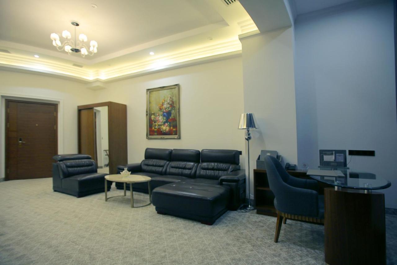 Parliament Palace Hotel Hudzsand Kültér fotó