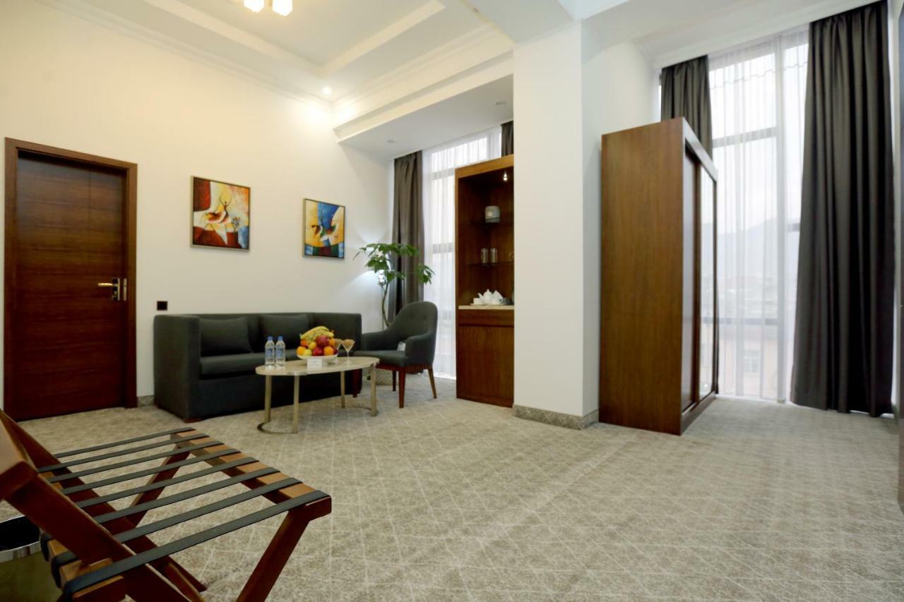 Parliament Palace Hotel Hudzsand Kültér fotó